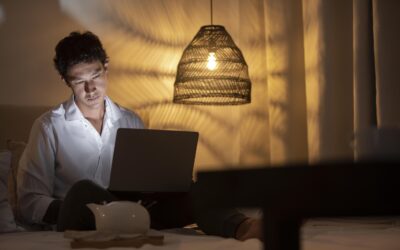 ¿Qué hacer si se va la luz mientras teletrabajas? Trucos, derechos y un kit que te salva